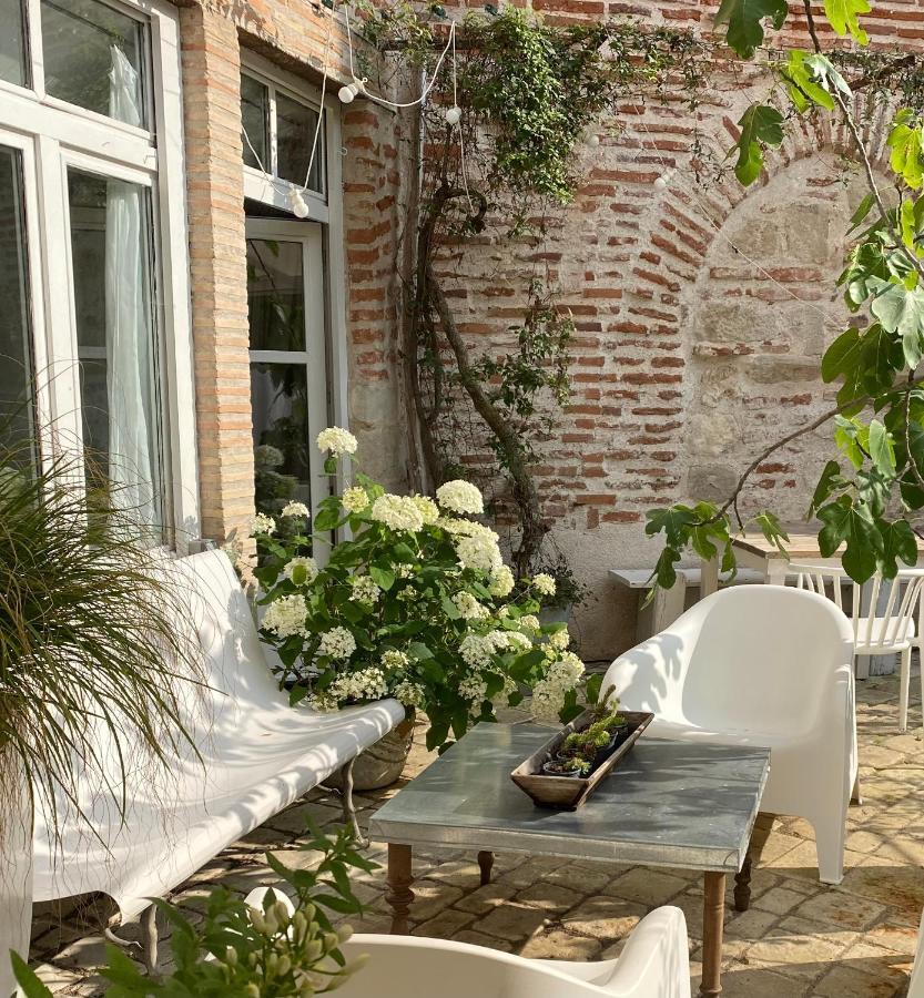 La Maison Sur La Place Bed & Breakfast
