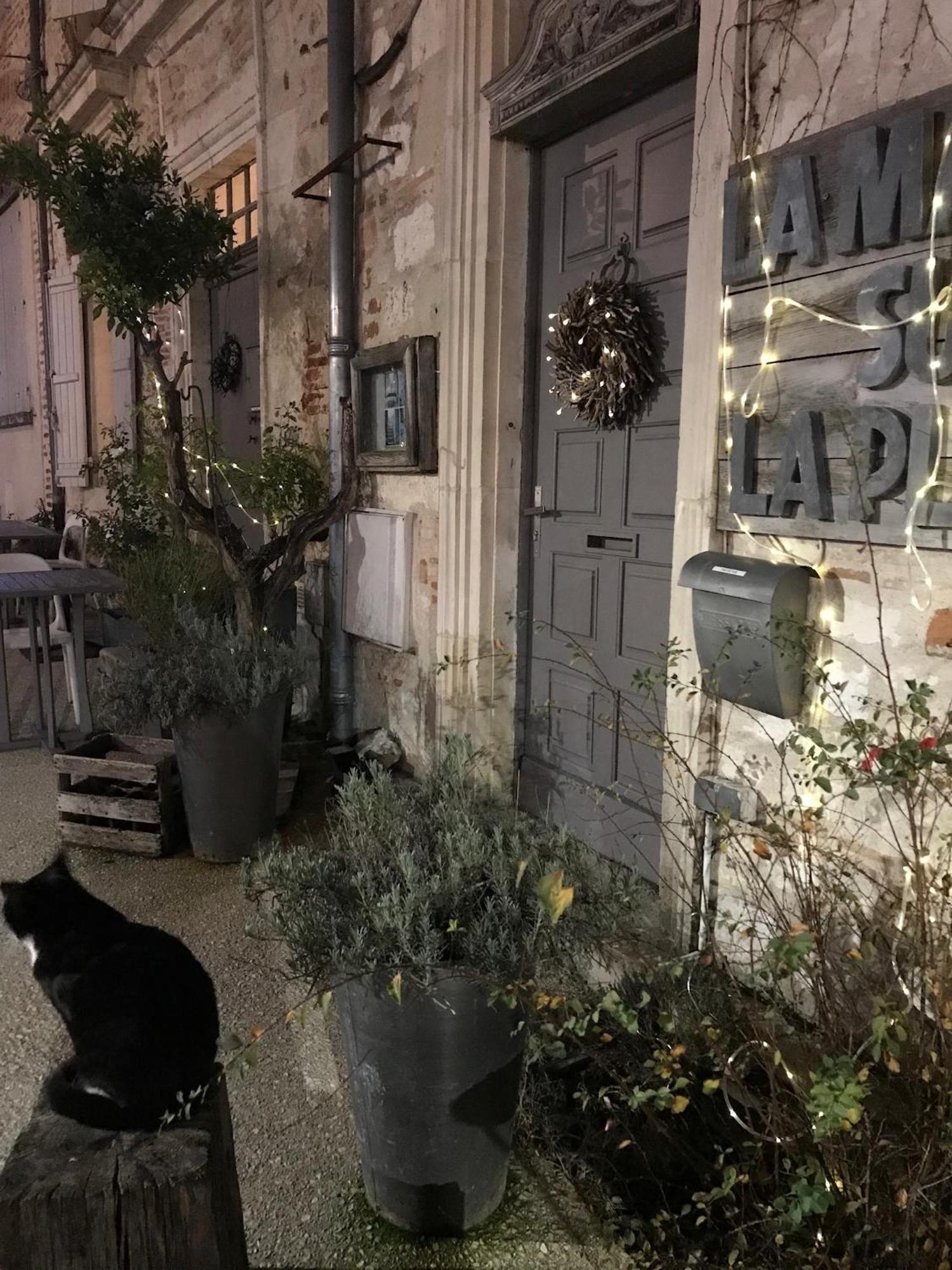 La Maison Sur La Place Bed & Breakfast *