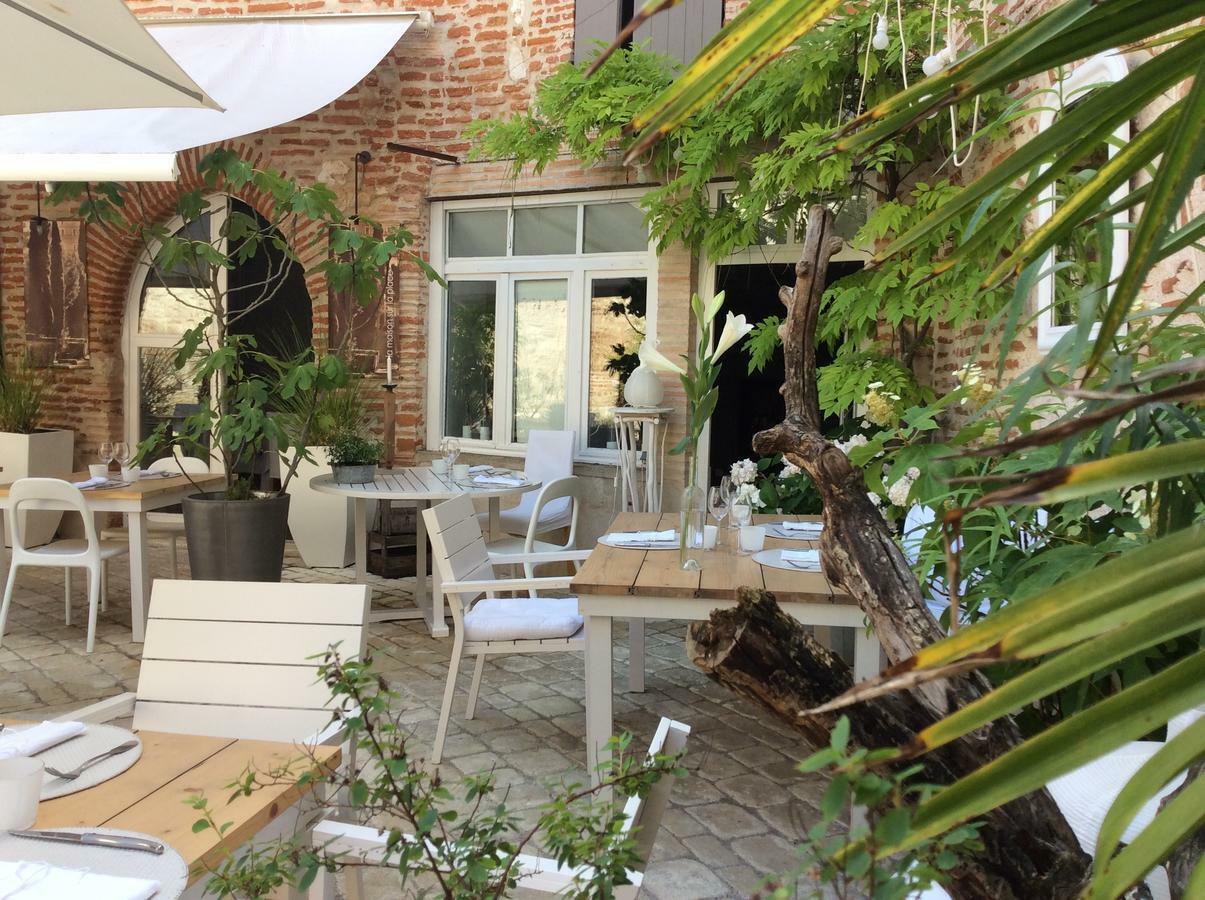 La Maison Sur La Place Bed & Breakfast *